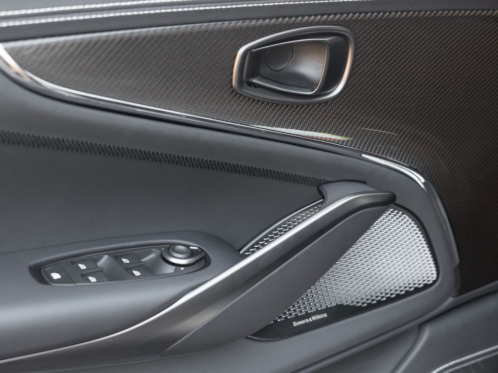 Aston Martin DBX 2025