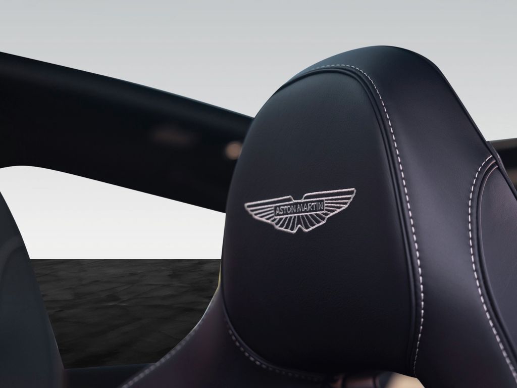 Aston Martin DBX 2025