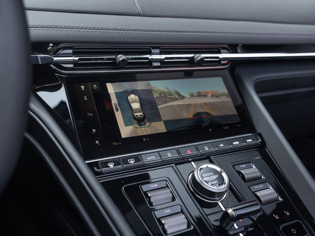 Aston Martin DB12 2024