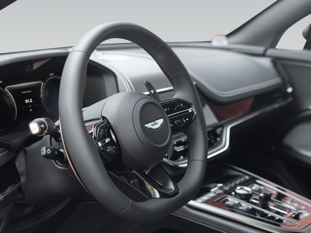 Aston Martin DBX 2025