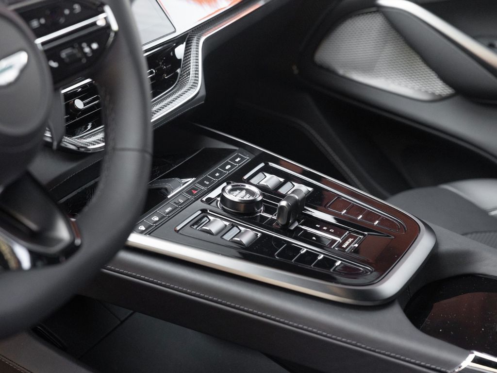 Aston Martin DBX 2025