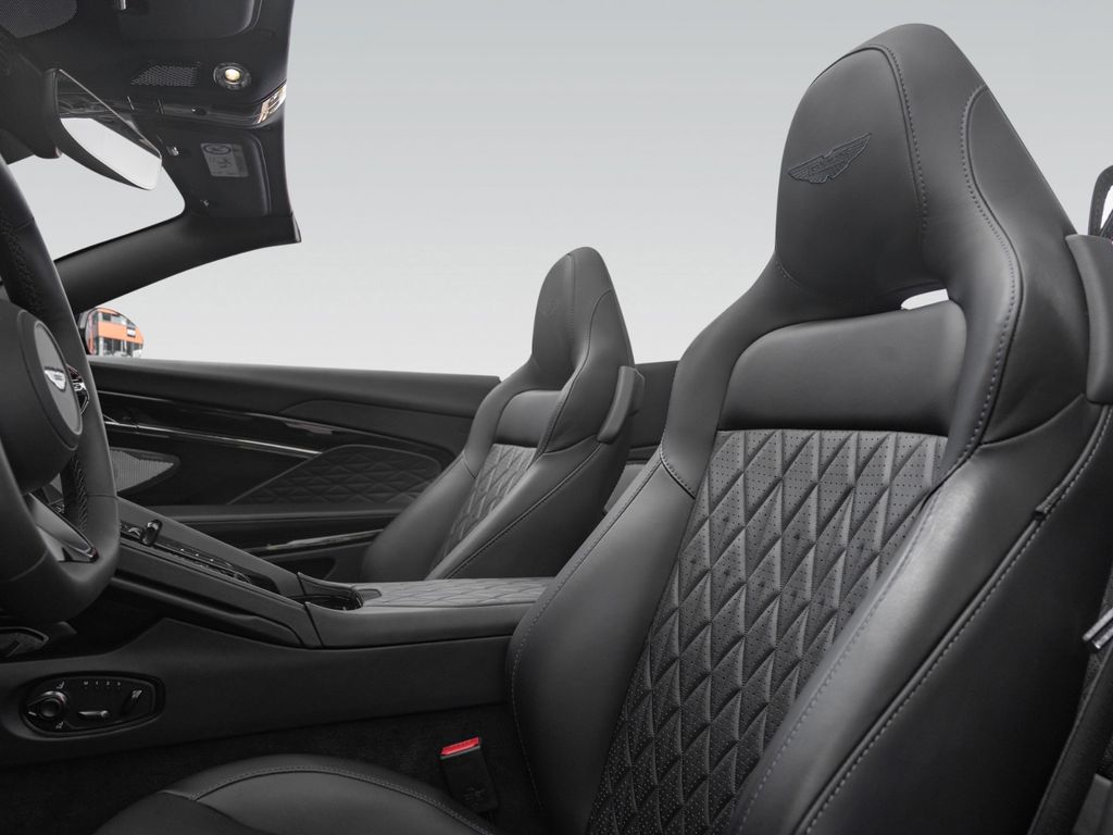 Aston Martin DB12 2024