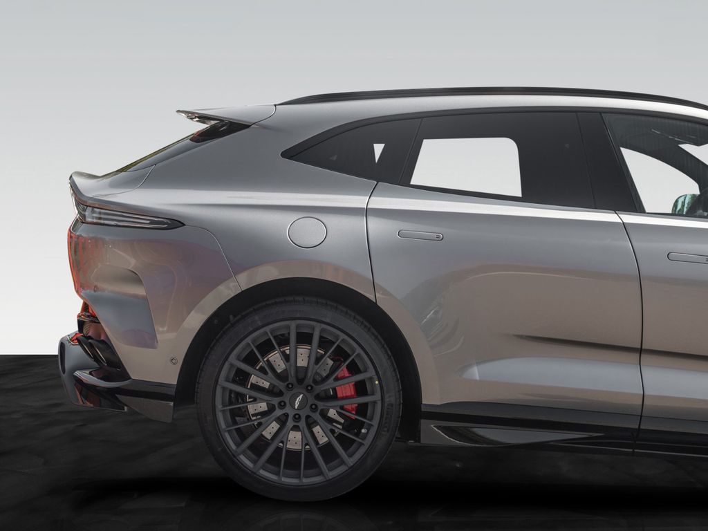 Aston Martin DBX 2025