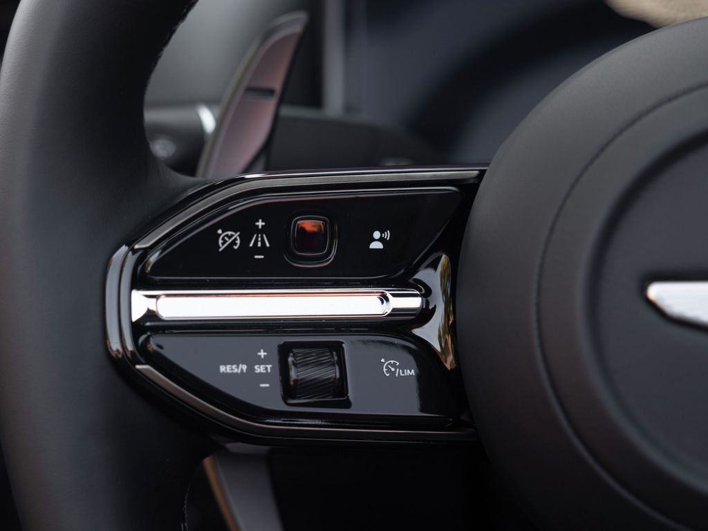 Aston Martin DB12 2024