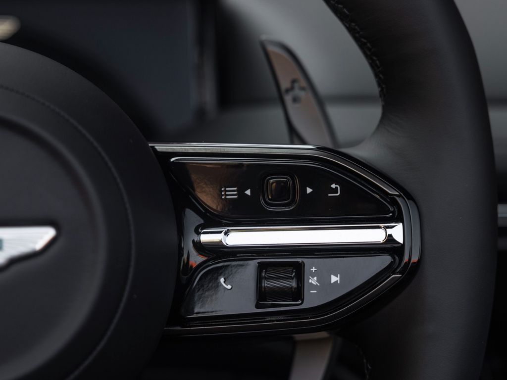 Aston Martin DB12 2024