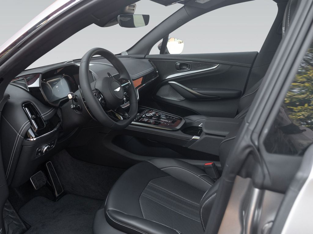 Aston Martin DBX 2025