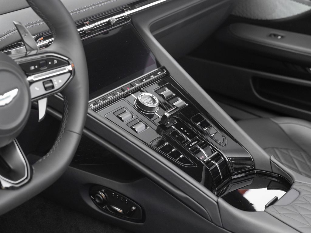 Aston Martin DB12 2024