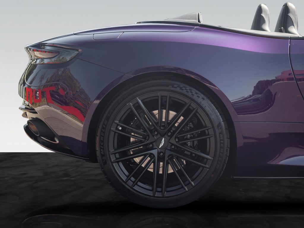 Aston Martin DB12 2024