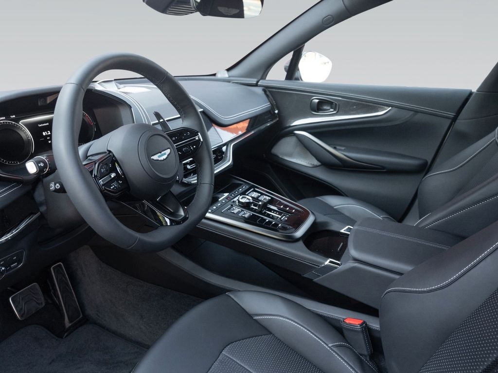 Aston Martin DBX 2025