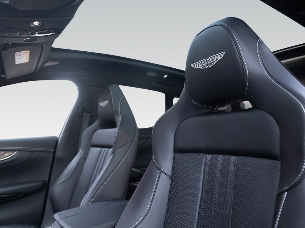 Aston Martin DBX 2025