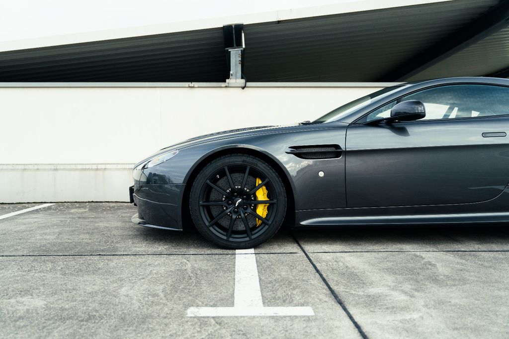 Aston Martin V12 Vantage 2016