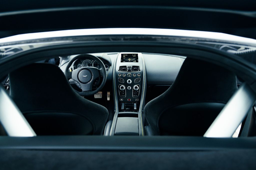 Aston Martin V12 Vantage 2016