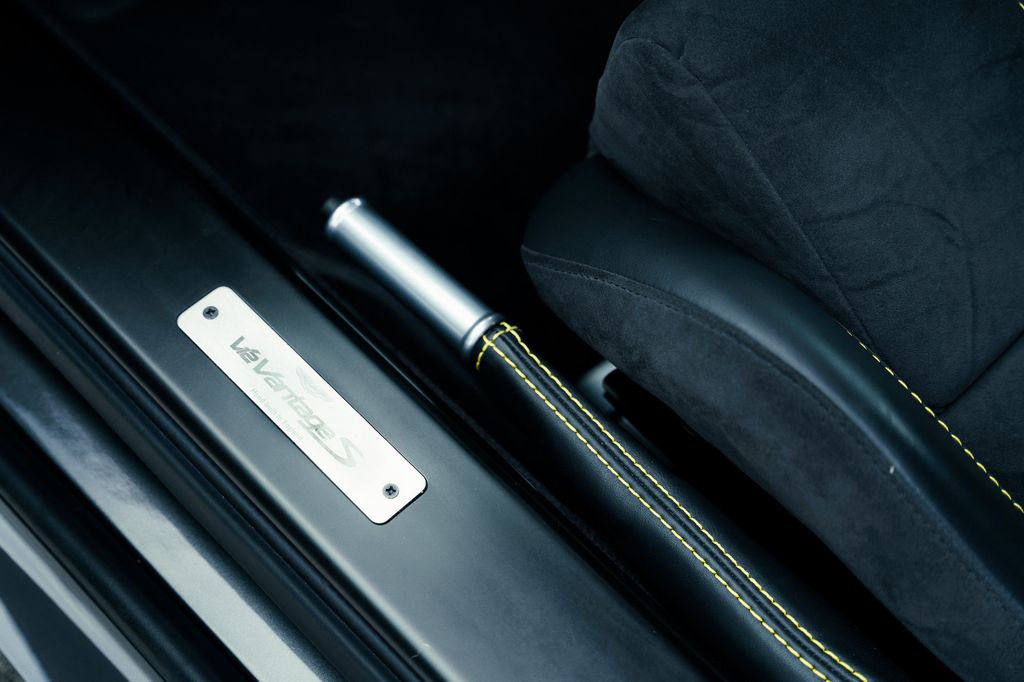 Aston Martin V12 Vantage 2016