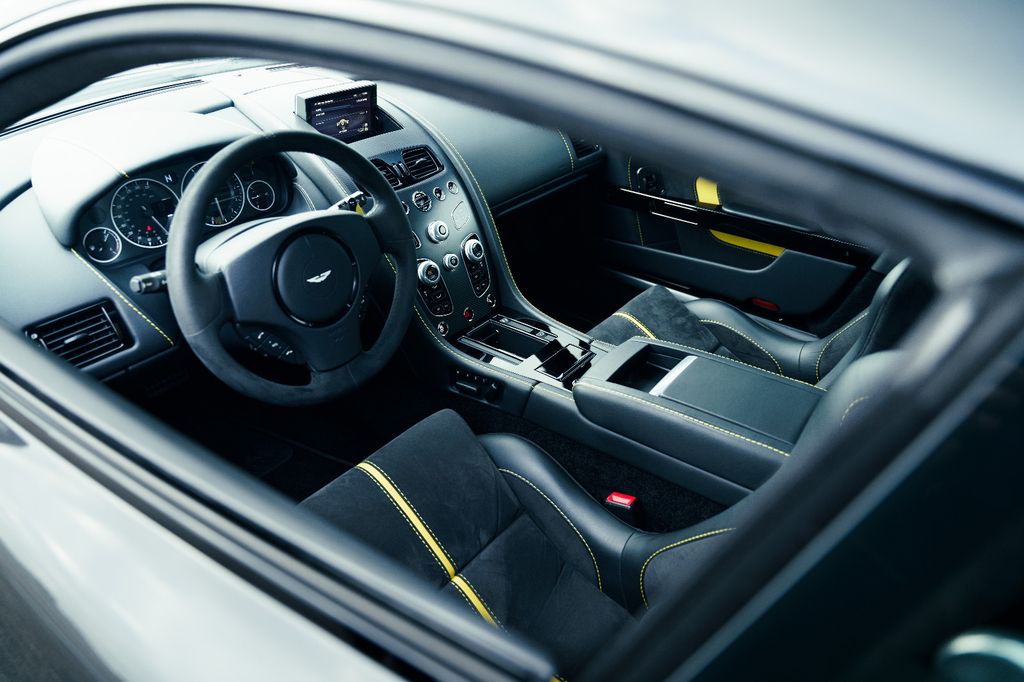 Aston Martin V12 Vantage 2016