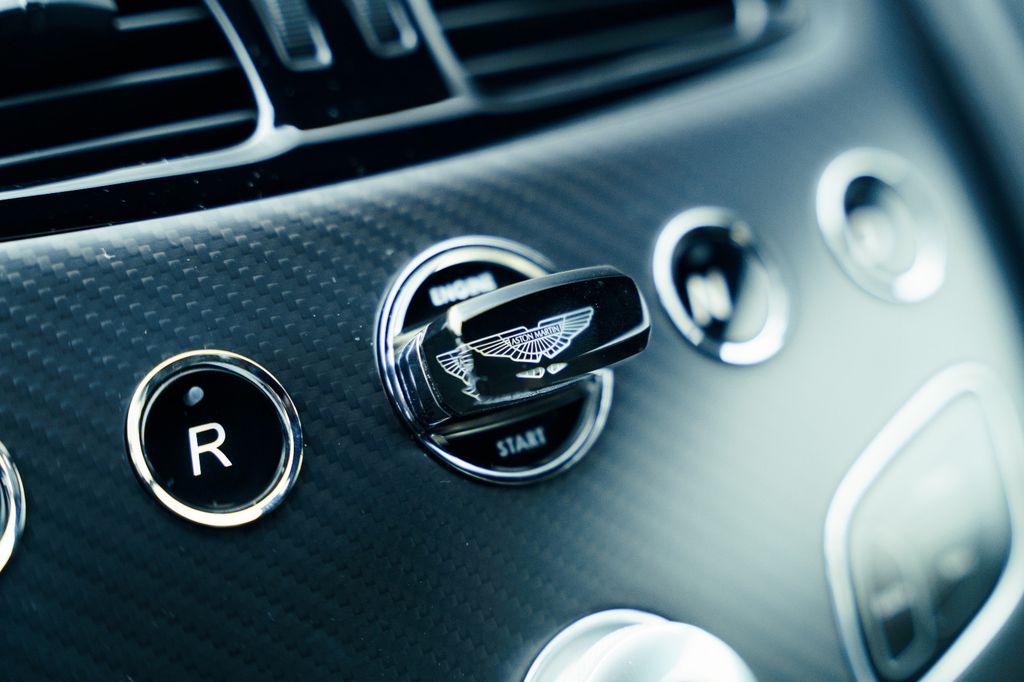 Aston Martin V12 Vantage 2016