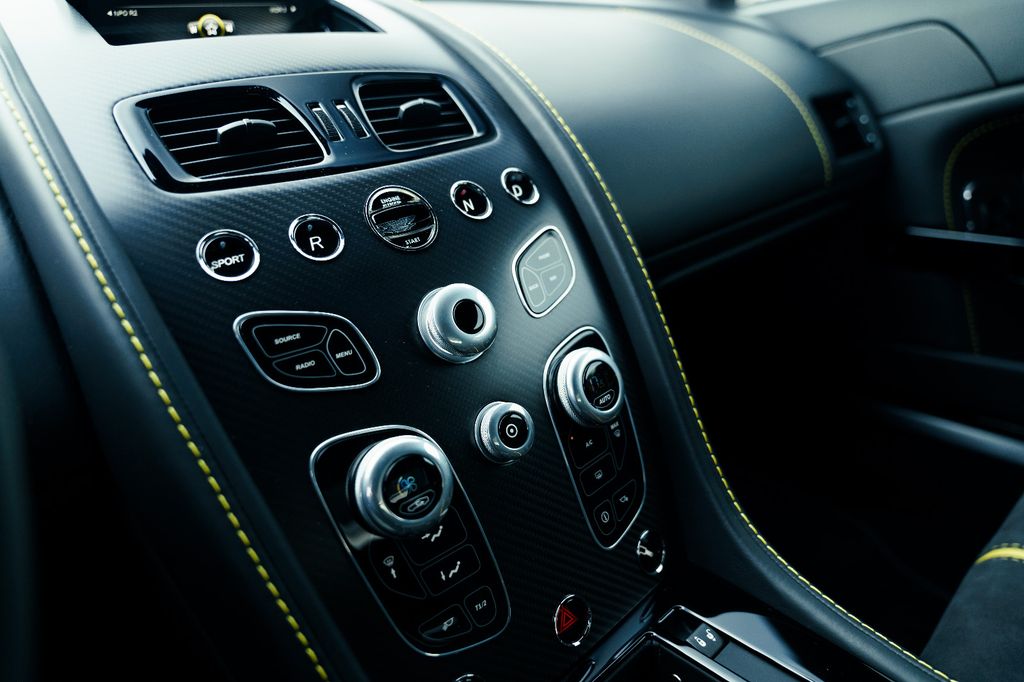 Aston Martin V12 Vantage 2016