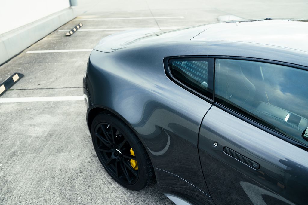 Aston Martin V12 Vantage 2016