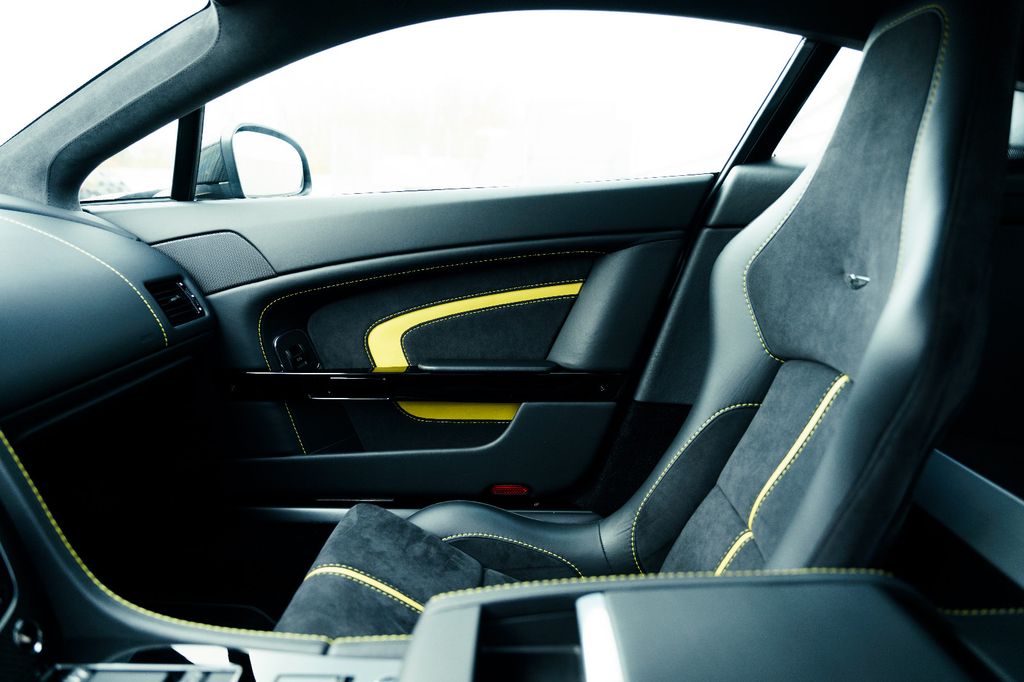 Aston Martin V12 Vantage 2016