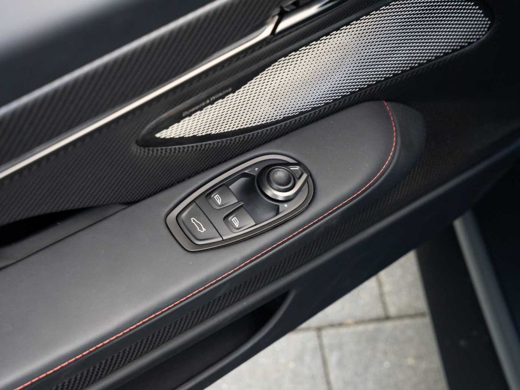 Aston Martin Vanquish 2025