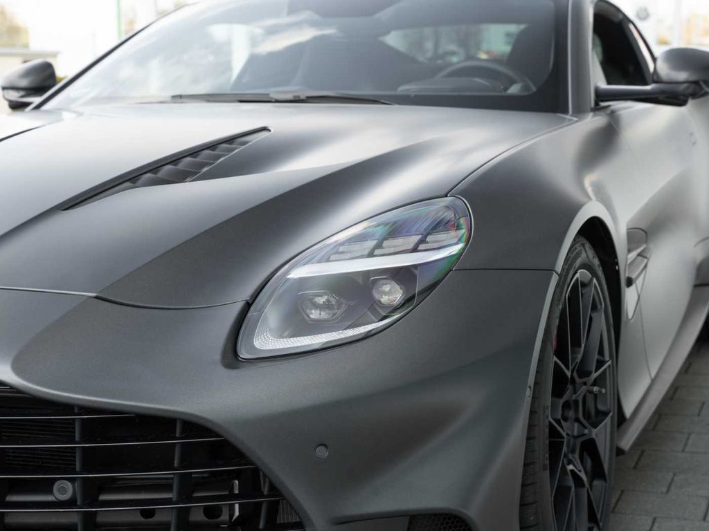 Aston Martin Vanquish 2025