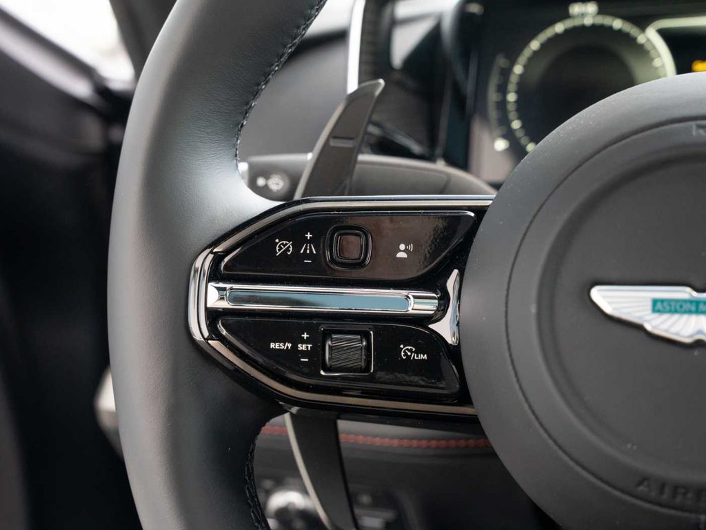 Aston Martin Vanquish 2025