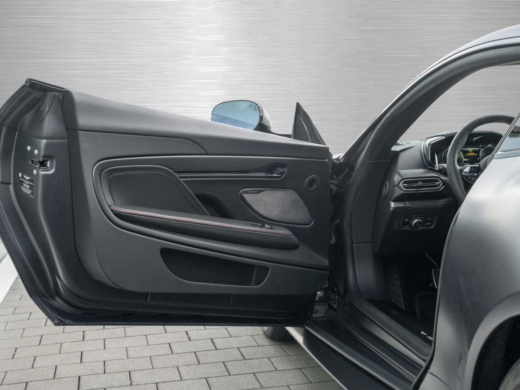 Aston Martin Vanquish 2025