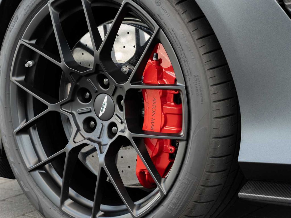 Aston Martin Vanquish 2025