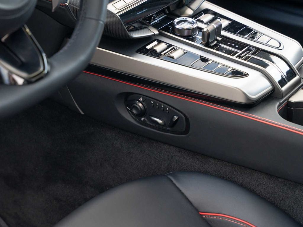 Aston Martin Vanquish 2025