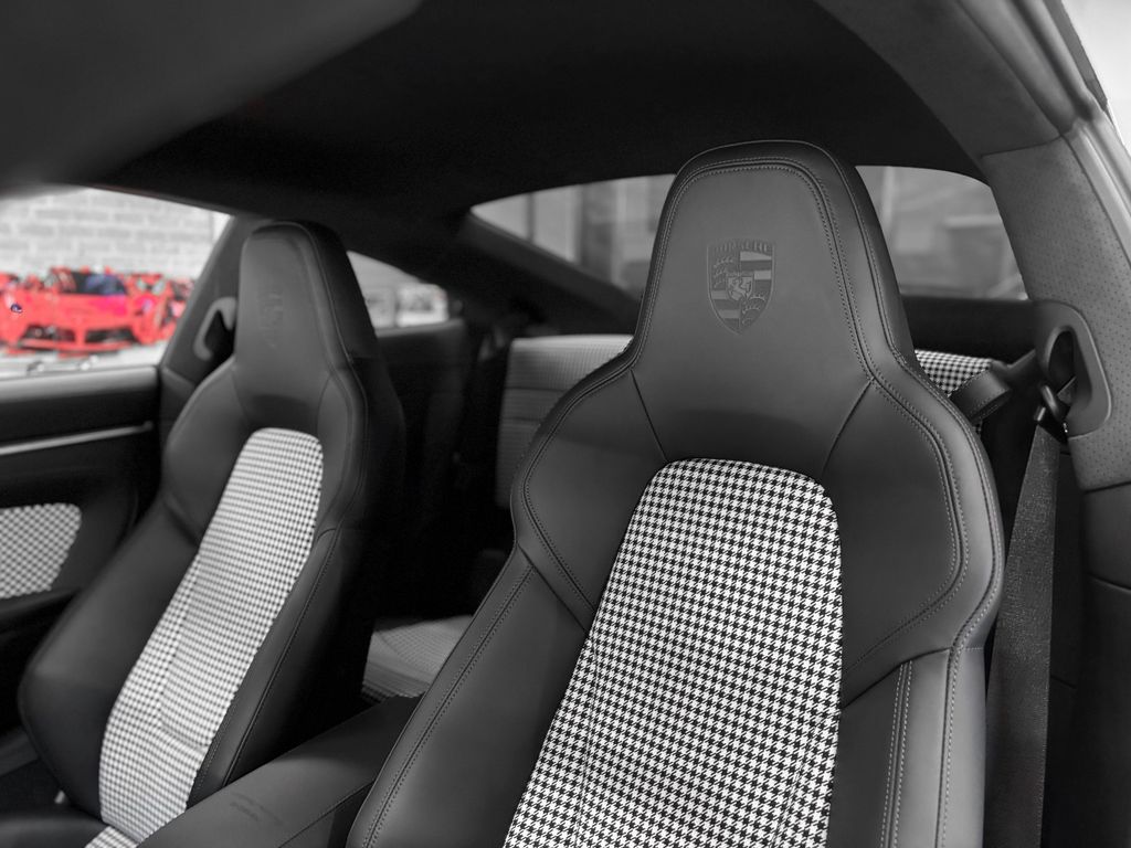 Porsche 992 2025