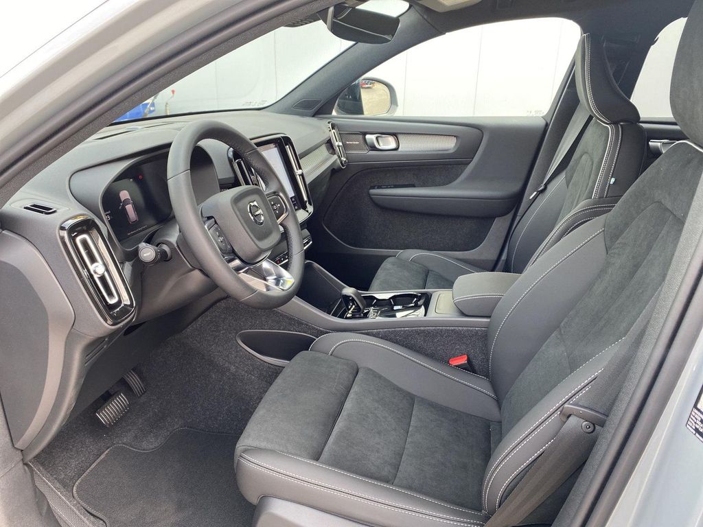 Volvo EX40 2025