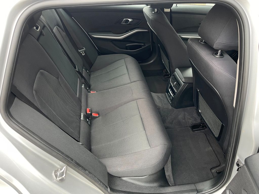 BMW 318 2019