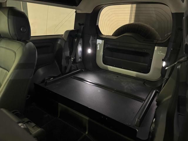 Land Rover Defender 2021