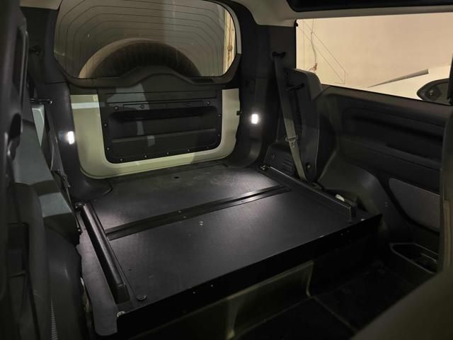 Land Rover Defender 2021