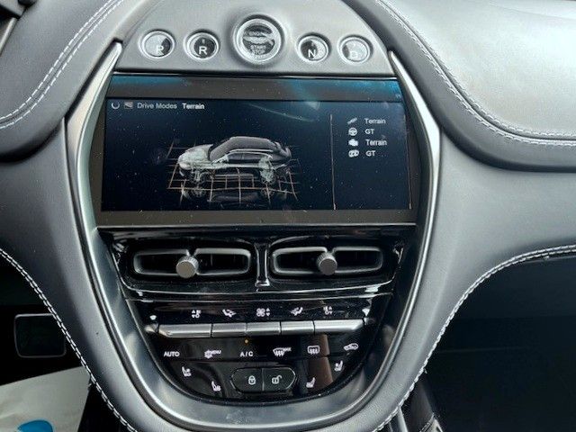 Aston Martin DBX 2022