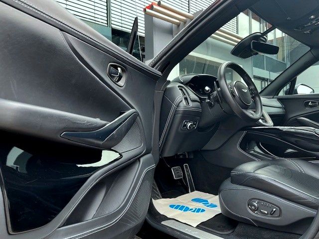 Aston Martin DBX 2022