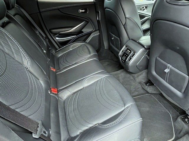 Aston Martin DBX 2022