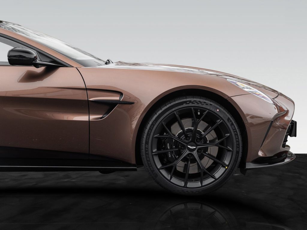 Aston Martin V8 Vantage 2025