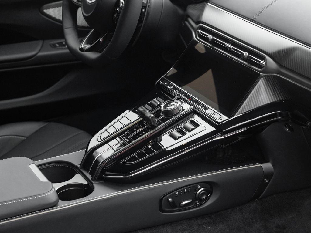 Aston Martin V8 Vantage 2025