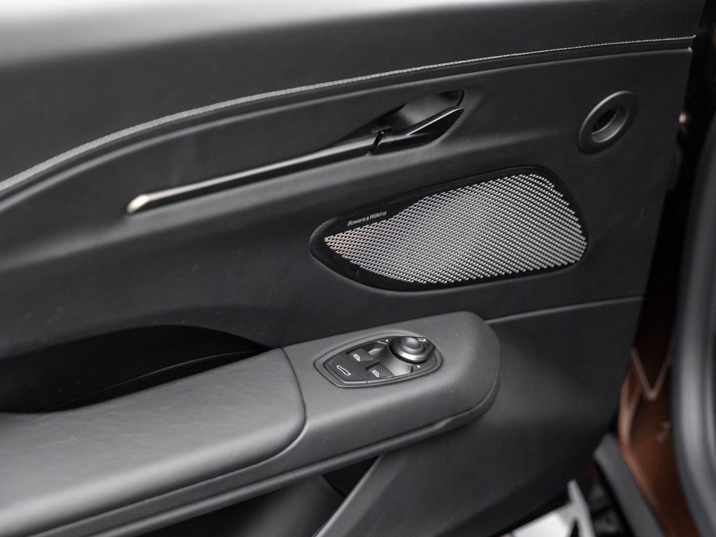 Aston Martin V8 Vantage 2025