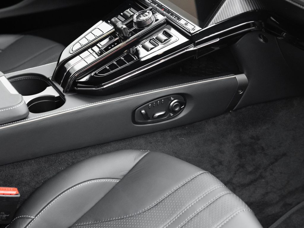 Aston Martin V8 Vantage 2025