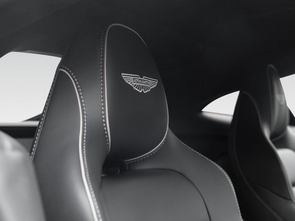 Aston Martin V8 Vantage 2025