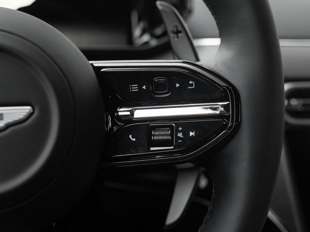 Aston Martin V8 Vantage 2025