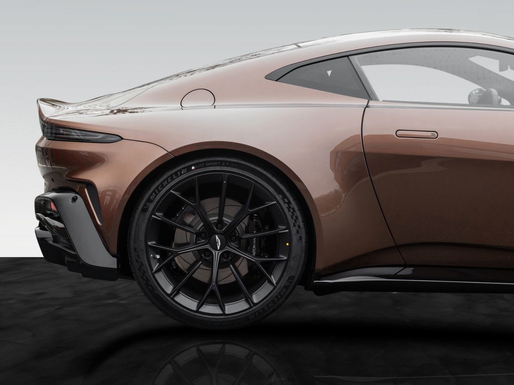 Aston Martin V8 Vantage 2025