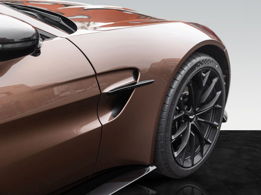 Aston Martin V8 Vantage 2025