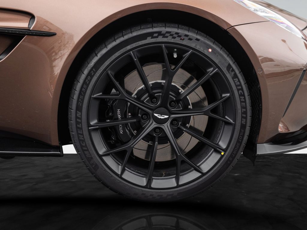 Aston Martin V8 Vantage 2025