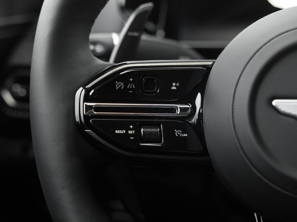 Aston Martin V8 Vantage 2025