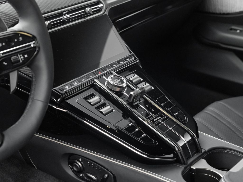 Aston Martin V8 Vantage 2025