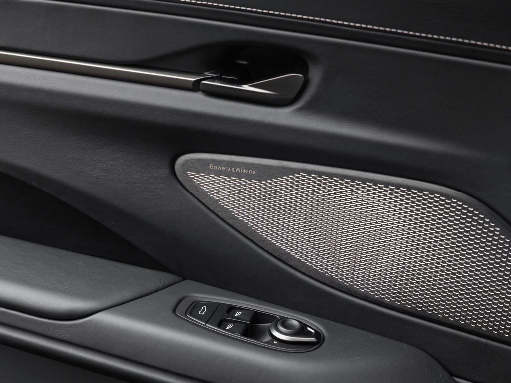 Aston Martin V8 Vantage 2025