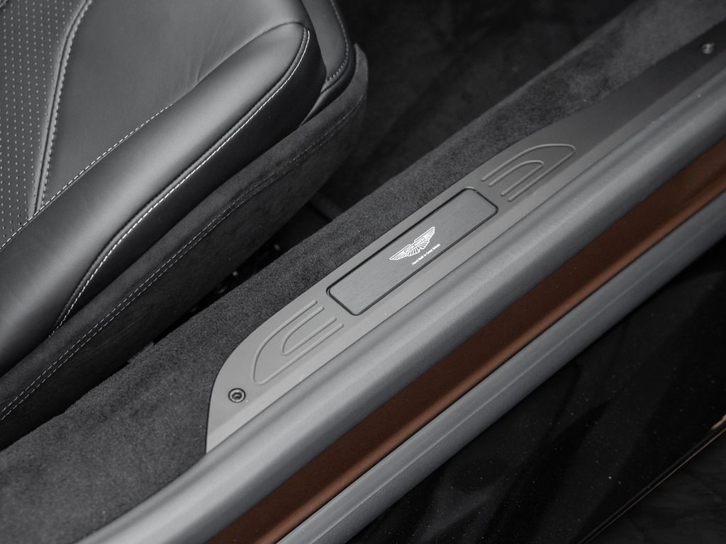 Aston Martin V8 Vantage 2025