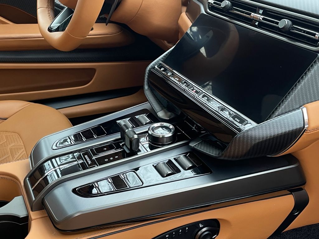Aston Martin Vanquish 2025